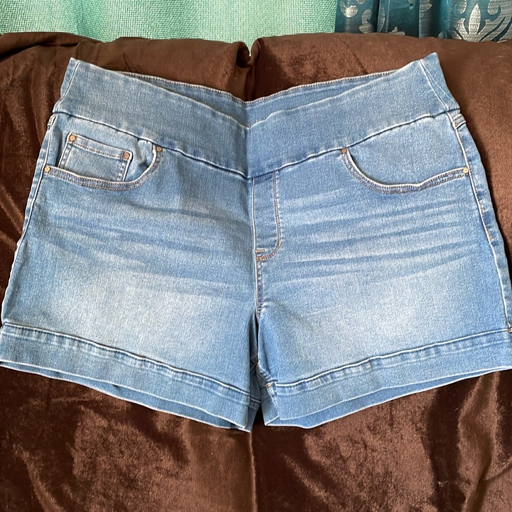 Sound/Style New York Los Angeles
Women’s size XL Comfort Stretch jean shorts